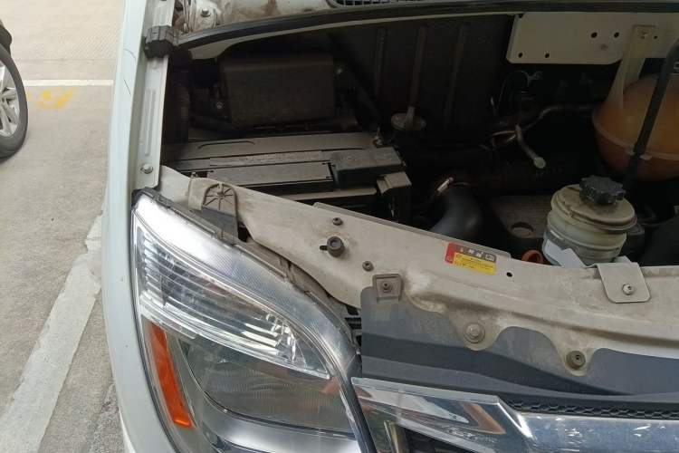 Used SAIC MAXUS Xintu V80 2019 2.0T Plus AMT Aoyuntong Short Wheelbase Ultra-Low Roof 5/6-Seater Engine Bay Right
