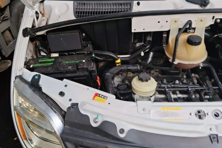 Used SAIC MAXUS Xintu V80 2019 2.5T Classic Model 6-Speed Manual Aotong Long Wheelbase Mid-Height 7-Seater Engine Bay Right