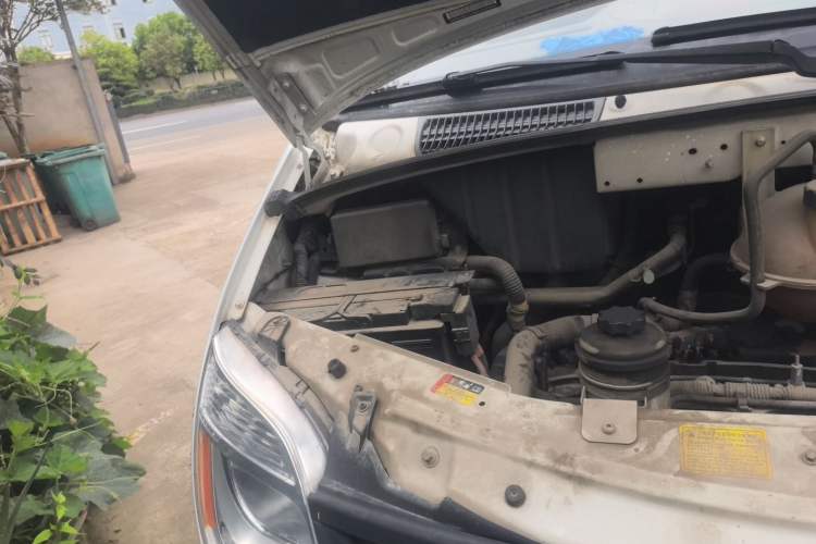 Used SAIC MAXUS Xintu V80 2019 2.5T Classic AMT Aoyuntong Short Wheelbase Mid-Roof 5/6-Seater Engine Bay Right