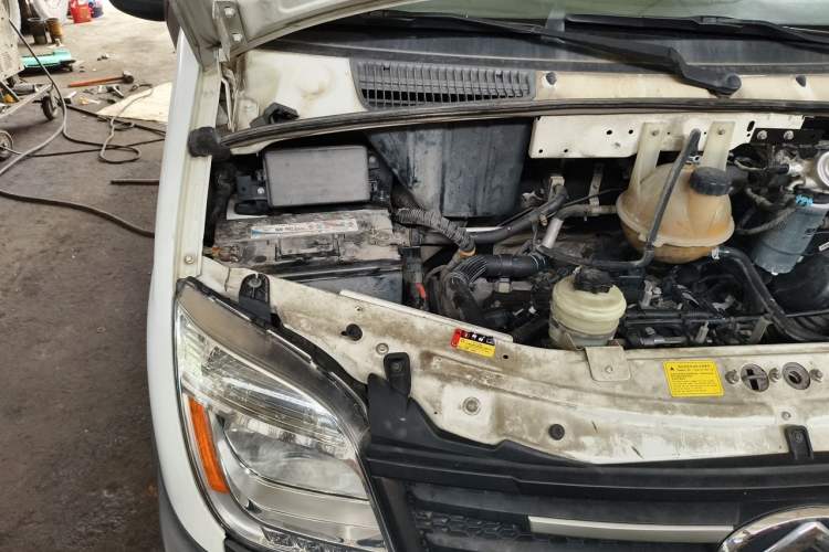 Used SAIC MAXUS Xintu V80 2019 2.5T Classic Edition 6-Speed Manual – Aoyuntong Modified Version Short Wheelbase Mid-Height Roof 5/6 Seats Engine Bay Right