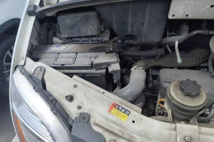 Used SAIC MAXUS Xintu V80 2019 2.0T Plus AMT Aoyuntong Short Wheelbase Mid-Roof 5/6-Seater Engine Bay Right