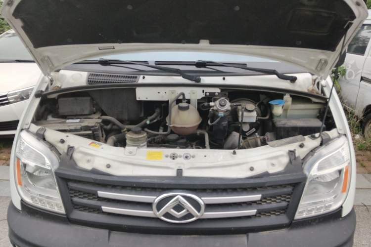 Used SAIC MAXUS Xintu V80 2019 2.5T Classic Model 6-Speed Manual Aotong Long Wheelbase Mid-Height 7-Seater Engine Bay