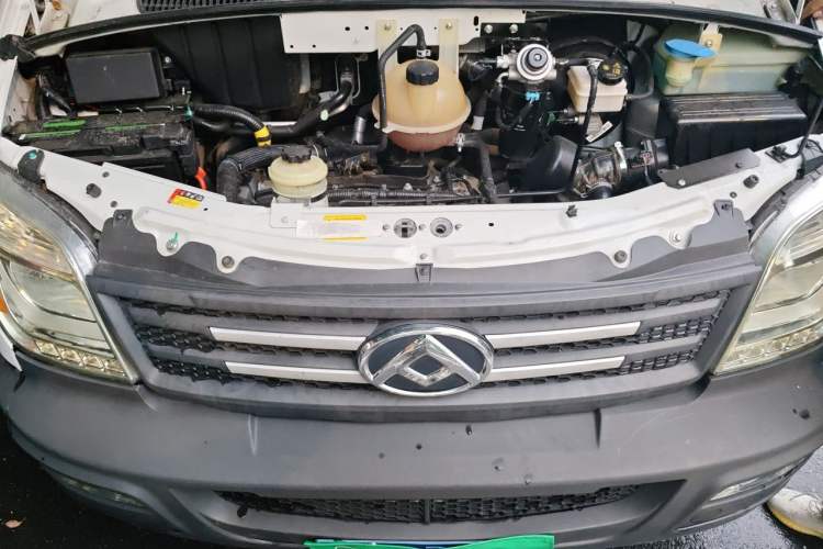 Used SAIC MAXUS Xintu V80 2019 2.5T Classic Model 6-Speed Manual Aotong Long Wheelbase Mid-Height 7-Seater Engine Bay