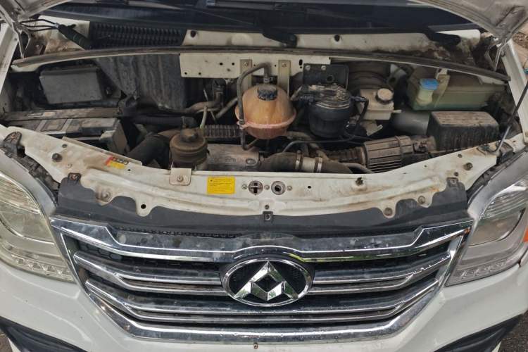 Used SAIC MAXUS Xintu V80 2019 2.0T Plus AMT Aoyuntong Short Wheelbase Ultra-Low Roof 5/6-Seater Engine Bay