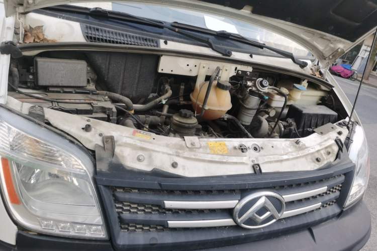 Used SAIC MAXUS Xintu V80 2019 2.5T Classic AMT Aoyuntong Facelifted Short-Wheelbase Mid-Roof 5/6-Seater Engine Bay