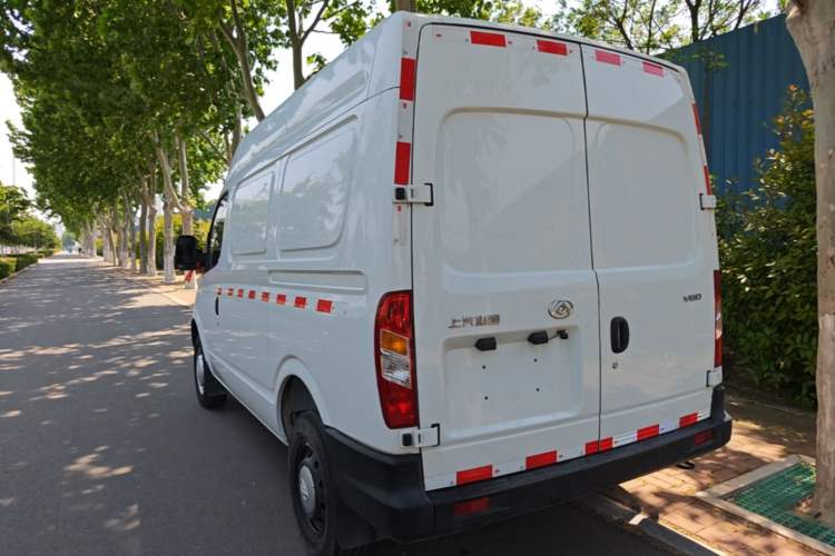 Used SAIC MAXUS Xintu V80 2019 2.5T Classic 6-Speed Manual Van Short Wheelbase Mid-Roof Design 2/3 Seats Exterior 2