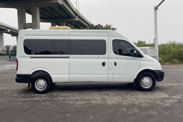 Used SAIC MAXUS Xintu V80 2019 2.5T Classic Version 6-Speed Manual Extended Wheelbase Mid-Roof Design 9-Seater Exterior 2