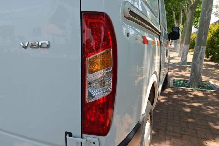 Used SAIC MAXUS Xintu V80 2019 2.5T Classic 6-Speed Manual Van Short Wheelbase Mid-Roof Design 2/3 Seats Exterior 3