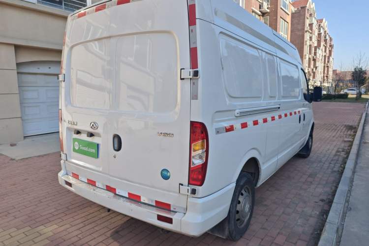 Used SAIC MAXUS Xintu V80 2019 2.0T Plus 6-Speed Manual Van Long Wheelbase Mid-Roof Design 2-3 Seater Exterior 5