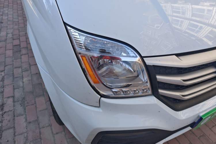 Used SAIC MAXUS Xintu V80 2019 2.0T Plus 6-Speed Manual Van Long Wheelbase Mid-Roof Design 2-3 Seater Exterior 6