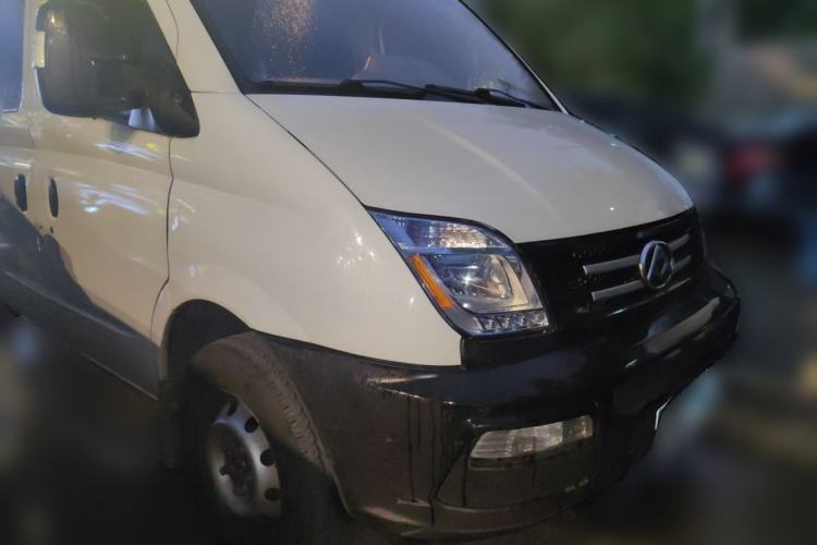 Used SAIC MAXUS Xintu V80 2019 2.5T Classic AMT Van Short Wheelbase Mid-Roof 6-Seater Front Right 45 Deg