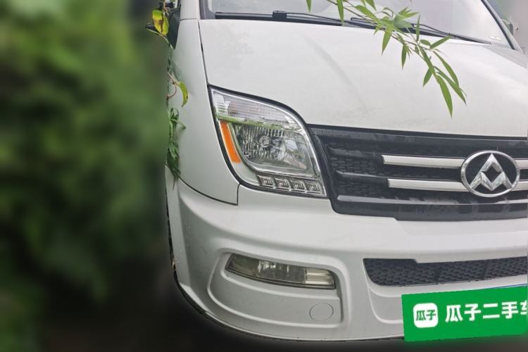 Used SAIC MAXUS Xintu V80 2019 2.5T Classic 6-Speed Manual Van Short Wheelbase Mid-Roof 6-Seater Front Right 45 Deg