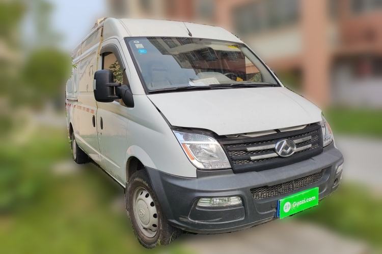 Used SAIC MAXUS Xintu V80 2019 2.5T Classic 6-Speed Manual Van Long Wheelbase Mid-Roof Design 2/3 Seats Front Right 45 Deg