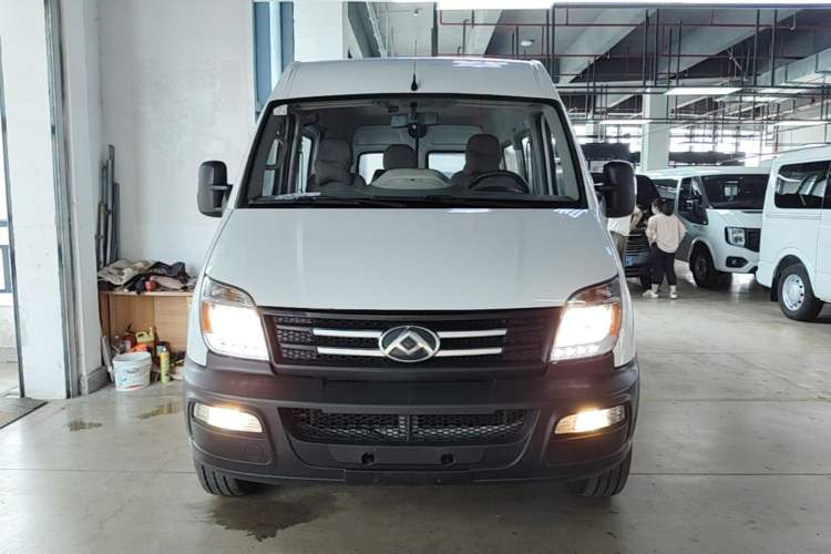 Used SAIC MAXUS Xintu V80 2019 2.5T Classic AMT Aoyuntong Short Wheelbase Mid-Roof 5/6-Seater Front