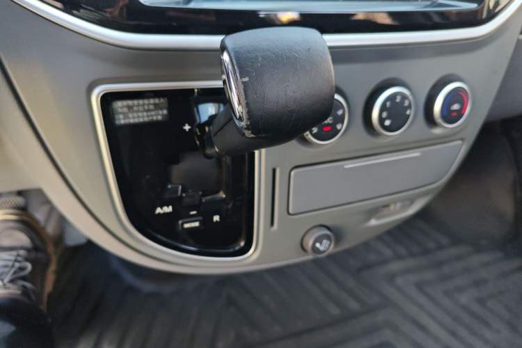 Used SAIC MAXUS Xintu V80 2019 2.5T Classic Model AMT Aoyuntong Long Wheelbase Mid-Roof 7-Seater Gear Lever