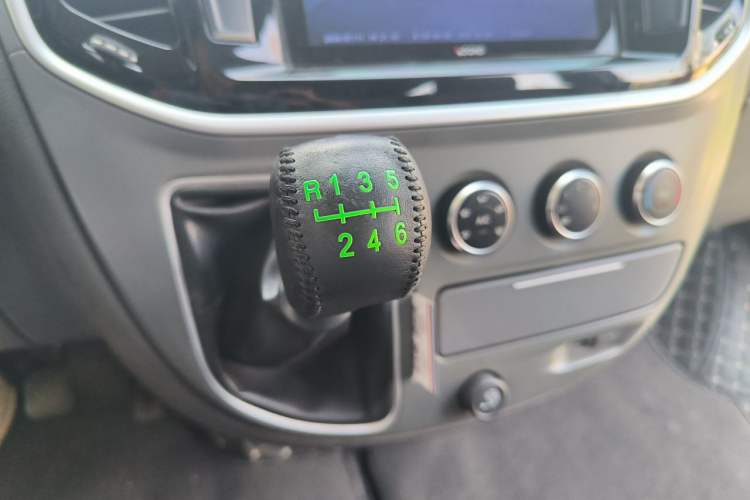 Used SAIC MAXUS Xintu V80 2019 2.5T Classic Edition 6-Speed Manual – Aoyuntong Short Wheelbase Mid-Height Design 5/6 Seats Gear Lever