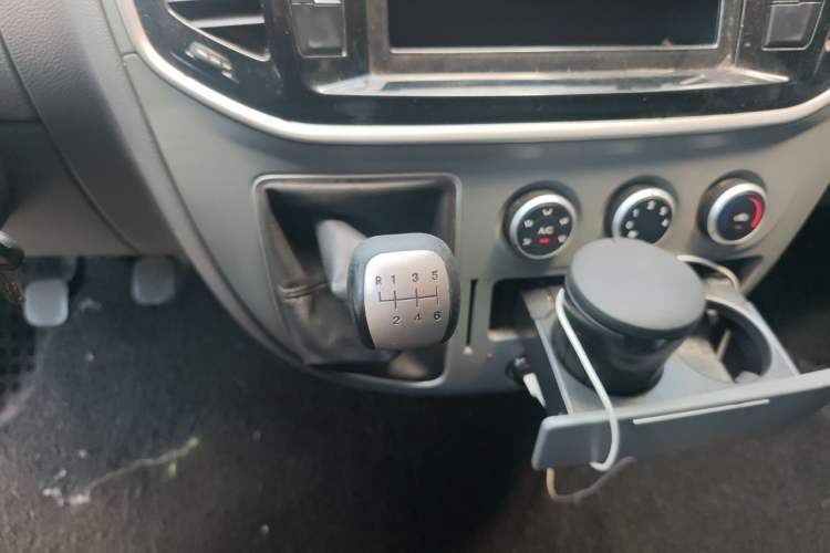 Used SAIC MAXUS Xintu V80 2019 2.5T Classic Edition 6-Speed Manual – Aoyuntong Short Wheelbase Mid-Height Design 5/6 Seats Gear Lever