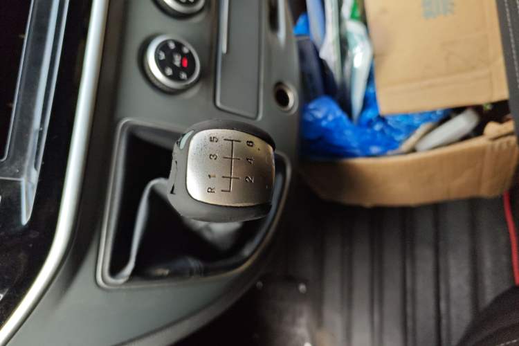 Used SAIC MAXUS Xintu V80 2019 2.5T Classic Edition 6-Speed Manual – Aoyuntong Short Wheelbase Mid-Height Design 5/6 Seats Gear Lever