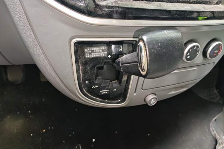 Used SAIC MAXUS Xintu V80 2019 2.5T Classic Model AMT Aoyuntong Facelifted Short Wheelbase Ultra-Low Roof 5/6-Seater Gear Lever