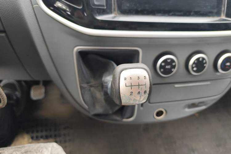 Used SAIC MAXUS Xintu V80 2019 2.0T Plus 6-speed Manual – Aotong Long Wheelbase Mid-Height 7-Seater Gear Lever