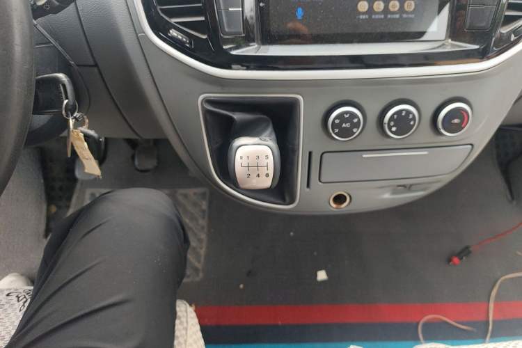 Used SAIC MAXUS Xintu V80 2019 2.5T Classic Version 6-Speed Manual – Aoyuntong Modified Long Wheelbase Mid-Height 7-Seater Gear Lever