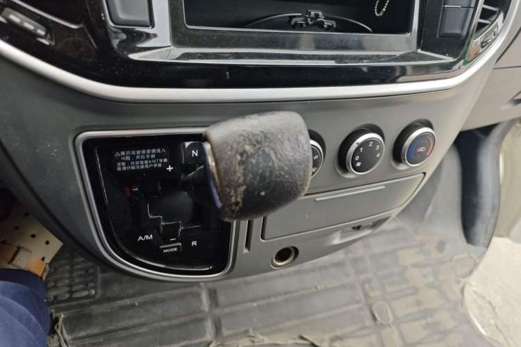Used SAIC MAXUS Xintu V80 2019 2.5T Classic Model AMT Commercial Van Long Wheelbase Mid-Roof 9-Seater Gear Lever