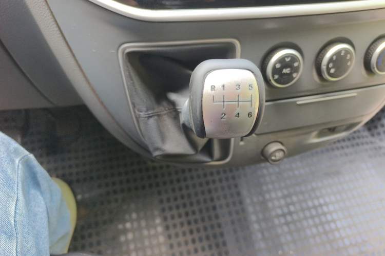Used SAIC MAXUS Xintu V80 2019 2.5T Classic Edition 6-Speed Manual – Aoyuntong Short Wheelbase Mid-Height Design 5/6 Seats Gear Lever