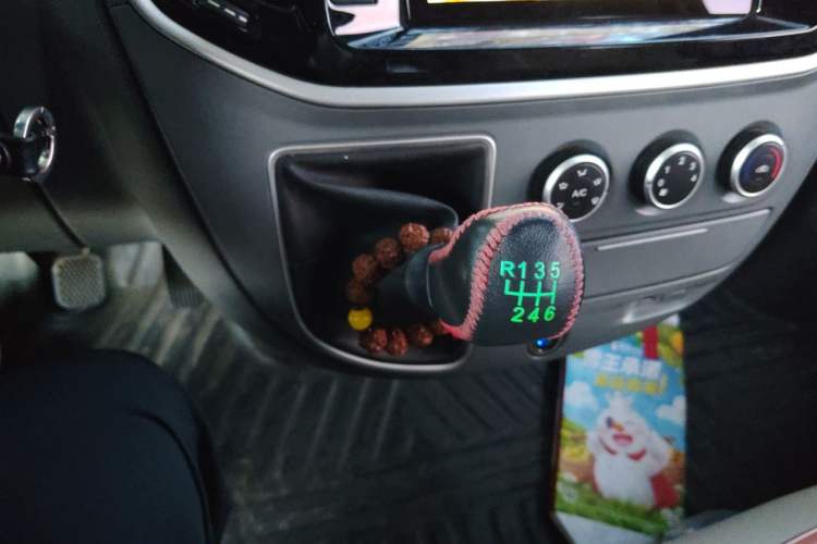 Used SAIC MAXUS Xintu V80 2019 2.5T Classic Edition 6-Speed Manual – Aoyuntong Modified Version Short Wheelbase Mid-Height Roof 5/6 Seats Gear Lever