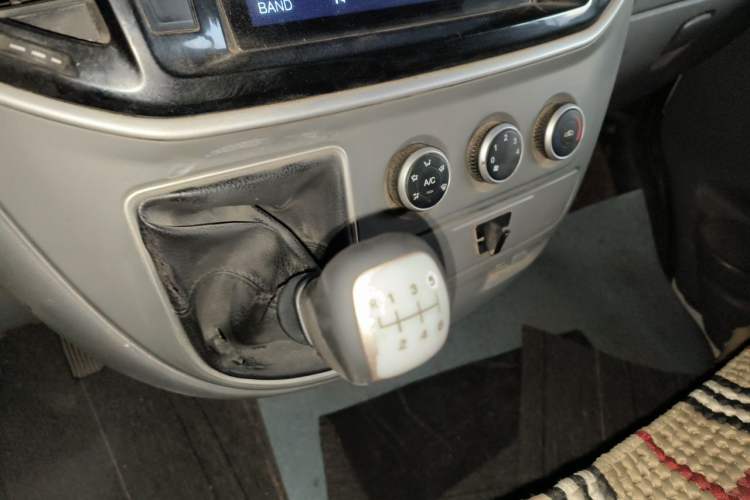 Used SAIC MAXUS Xintu V80 2019 2.5T Classic Edition 6-Speed Manual – Aoyuntong Long Wheelbase Mid-Roof 10-Seater Gear Lever