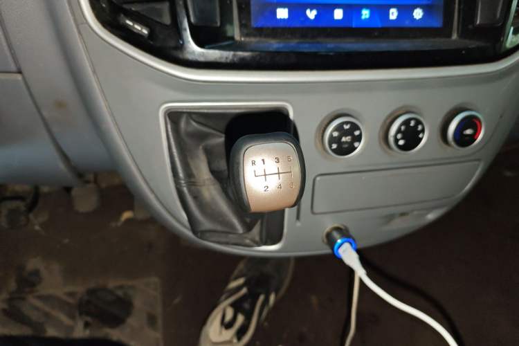 Used SAIC MAXUS Xintu V80 2019 2.5T Classic Version 6-Speed Manual – Aoyuntong Modified Long Wheelbase Mid-Height 7-Seater Gear Lever