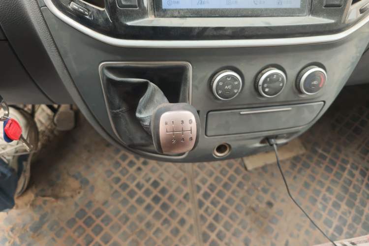 Used SAIC MAXUS Xintu V80 2019 2.5T Classic Edition 6-Speed Manual – Aoyuntong Modified Version Short Wheelbase Mid-Height Roof 5/6 Seats Gear Lever