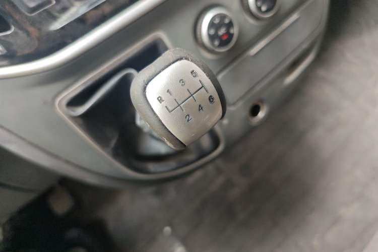 Used SAIC MAXUS Xintu V80 2019 2.5T Classic Edition 6-Speed Manual – Aoyuntong Short Wheelbase Mid-Height Design 5/6 Seats Gear Lever
