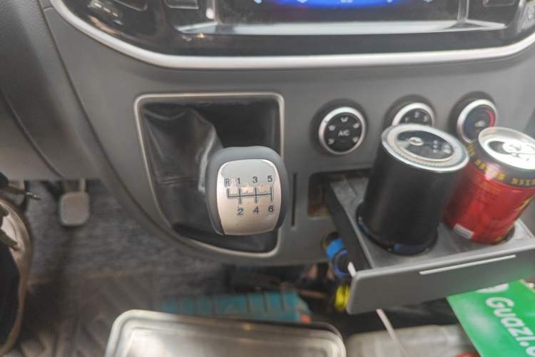 Used SAIC MAXUS Xintu V80 2019 2.5T Classic Model 6-Speed Manual Aotong Long Wheelbase Mid-Height 7-Seater Gear Lever