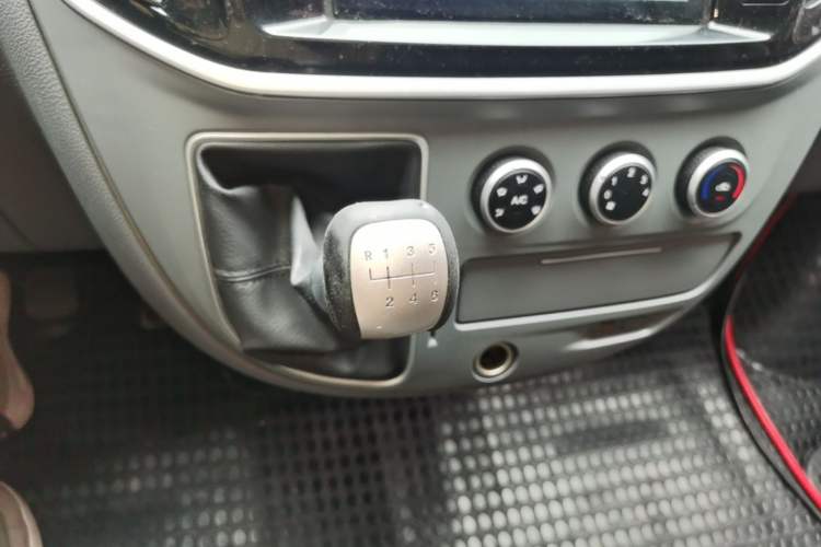 Used SAIC MAXUS Xintu V80 2019 2.5T Classic Version 6-Speed Manual – Aoyuntong Modified Long Wheelbase Mid-Height 7-Seater Gear Lever