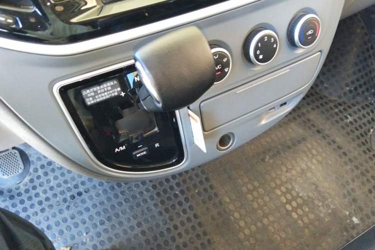 Used SAIC MAXUS Xintu V80 2019 2.5T Classic AMT Van Short Wheelbase Mid-Roof 6-Seater Gear Lever