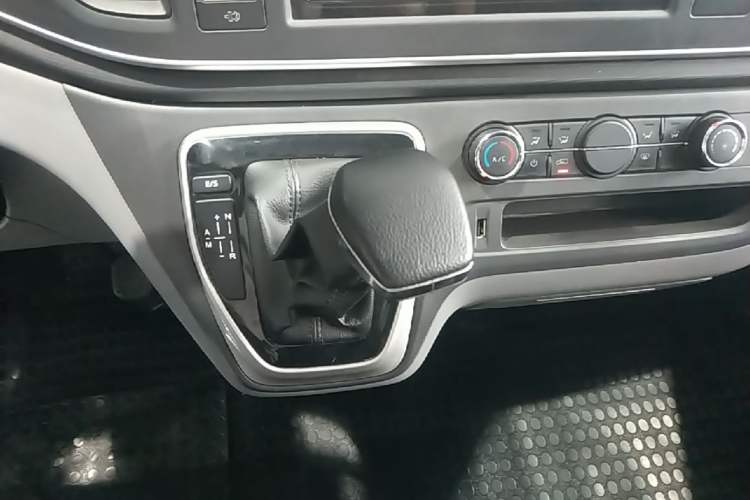 Used SAIC MAXUS Xintu V80 2019 2.0T Plus AMT Aoyuntong Short Wheelbase Ultra-Low Roof 5/6-Seater Gear Lever