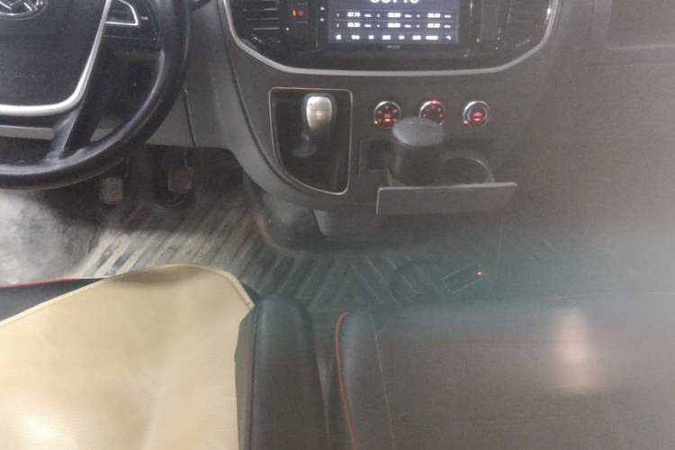 Used SAIC MAXUS Xintu V80 2019 2.5T Classic Edition 6-Speed Manual – Aoyuntong Short Wheelbase Mid-Height Design 5/6 Seats Gear Lever