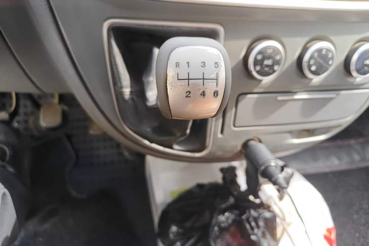 Used SAIC MAXUS Xintu V80 2019 2.5T Classic Version 6-Speed Manual – Aoyuntong Modified Long Wheelbase Mid-Height 7-Seater Gear Lever