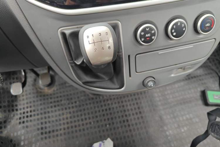 Used SAIC MAXUS Xintu V80 2019 2.5T Classic Edition 6-Speed Manual – Aoyuntong Short Wheelbase Mid-Height Design 5/6 Seats Gear Lever