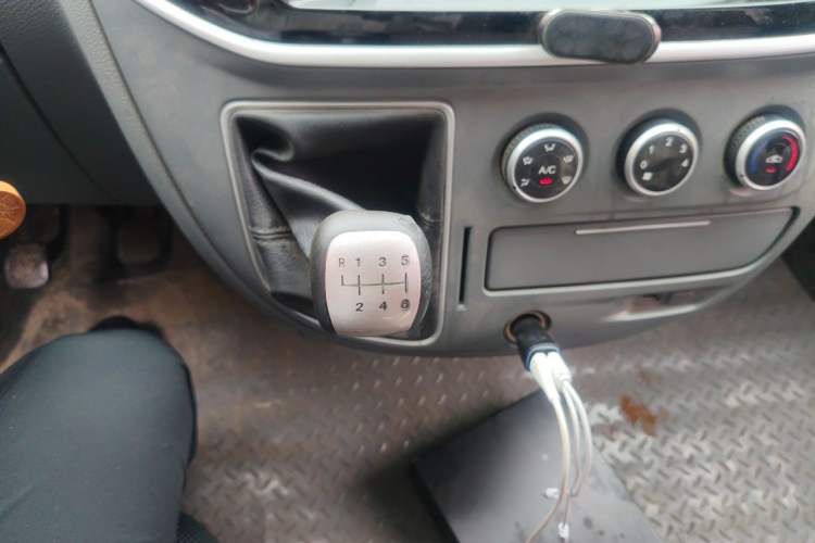 Used SAIC MAXUS Xintu V80 2019 2.0T Plus 6-Speed Manual – Aoyuntong Short Wheelbase Ultra-Low Roof 5/6-Seater Gear Lever