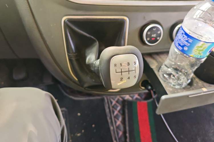 Used SAIC MAXUS Xintu V80 2019 2.5T Classic Version 6-Speed Manual – Aoyuntong Modified Long Wheelbase Mid-Height 7-Seater Gear Lever