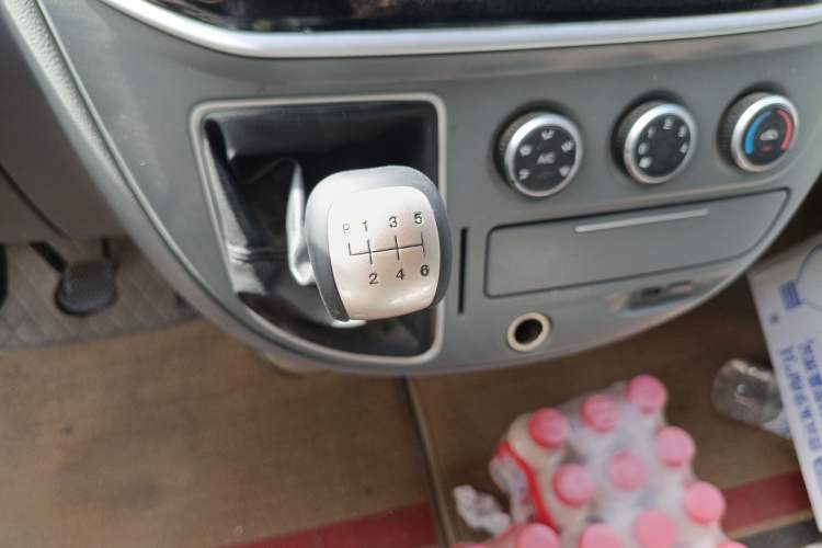 Used SAIC MAXUS Xintu V80 2019 2.5T Classic Version 6-Speed Manual – Aoyuntong Modified Long Wheelbase Mid-Height 7-Seater Gear Lever