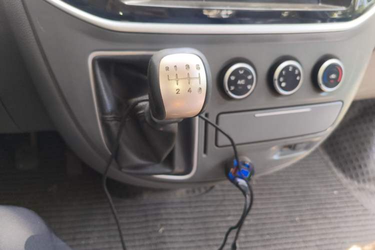 Used SAIC MAXUS Xintu V80 2019 2.5T Classic Version 6-Speed Manual – Aoyuntong Modified Long Wheelbase Mid-Height 7-Seater Gear Lever