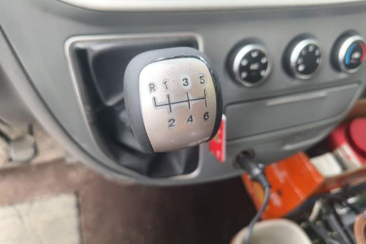 Used SAIC MAXUS Xintu V80 2019 2.5T Classic Model 6-Speed Manual Aotong Long Wheelbase Mid-Height 7-Seater Gear Lever