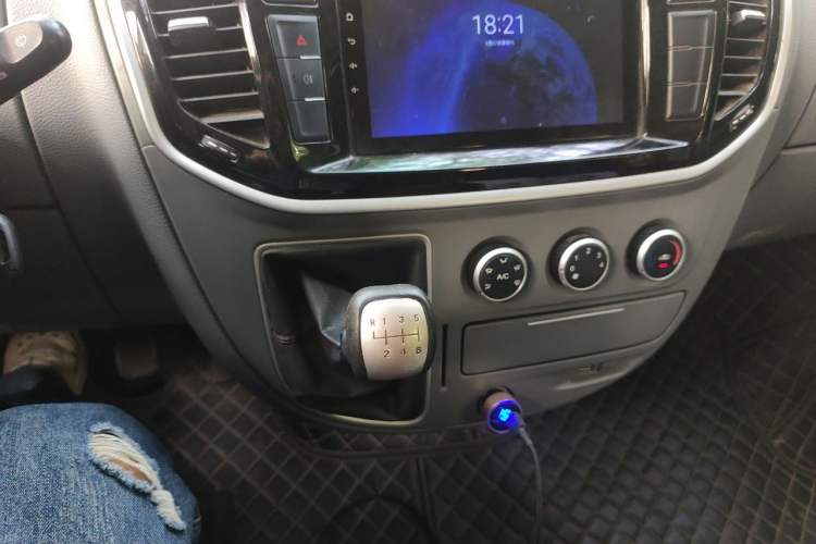 Used SAIC MAXUS Xintu V80 2019 2.5T Classic Edition 6-Speed Manual – Aoyuntong Modified Version Short Wheelbase Mid-Height Roof 5/6 Seats Gear Lever