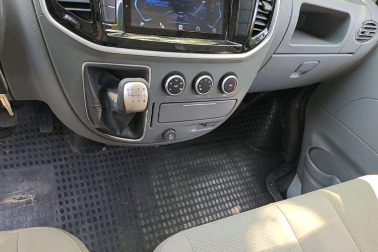 Used SAIC MAXUS Xintu V80 2019 2.5T Classic 6-Speed Manual Van Short Wheelbase Mid-Roof Design 2/3 Seats Gear Lever