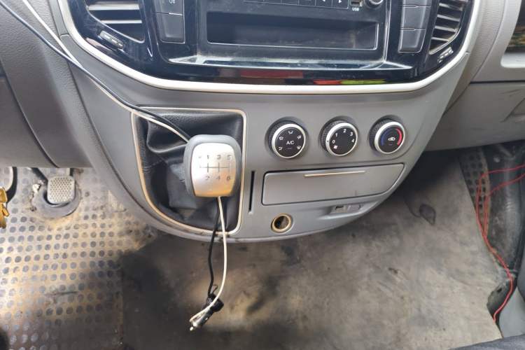 Used SAIC MAXUS Xintu V80 2019 2.5T Classic Model 6-Speed Manual Aotong Long Wheelbase Mid-Height 7-Seater Gear Lever