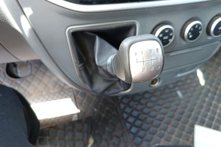 Used SAIC MAXUS Xintu V80 2019 2.0T Plus 6-Speed Manual – Aoyuntong Short Wheelbase Ultra-Low Roof 5/6-Seater Gear Lever
