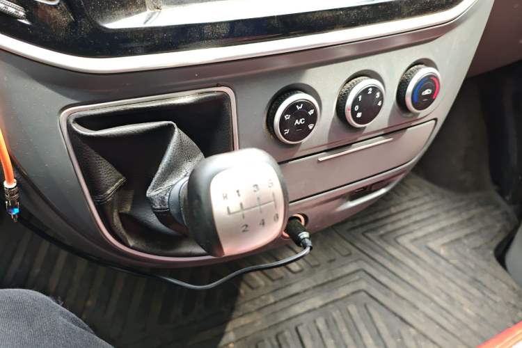 Used SAIC MAXUS Xintu V80 2019 2.5T Classic Version 6-Speed Manual – Aoyuntong Modified Long Wheelbase Mid-Height 7-Seater Gear Lever