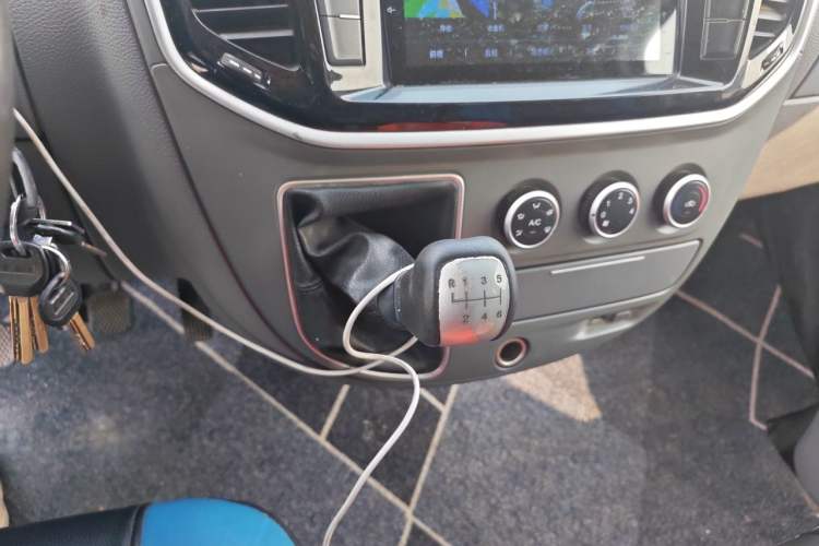Used SAIC MAXUS Xintu V80 2019 2.5T Classic Edition 6-Speed Manual – Aoyuntong Short Wheelbase Mid-Height Design 5/6 Seats Gear Lever